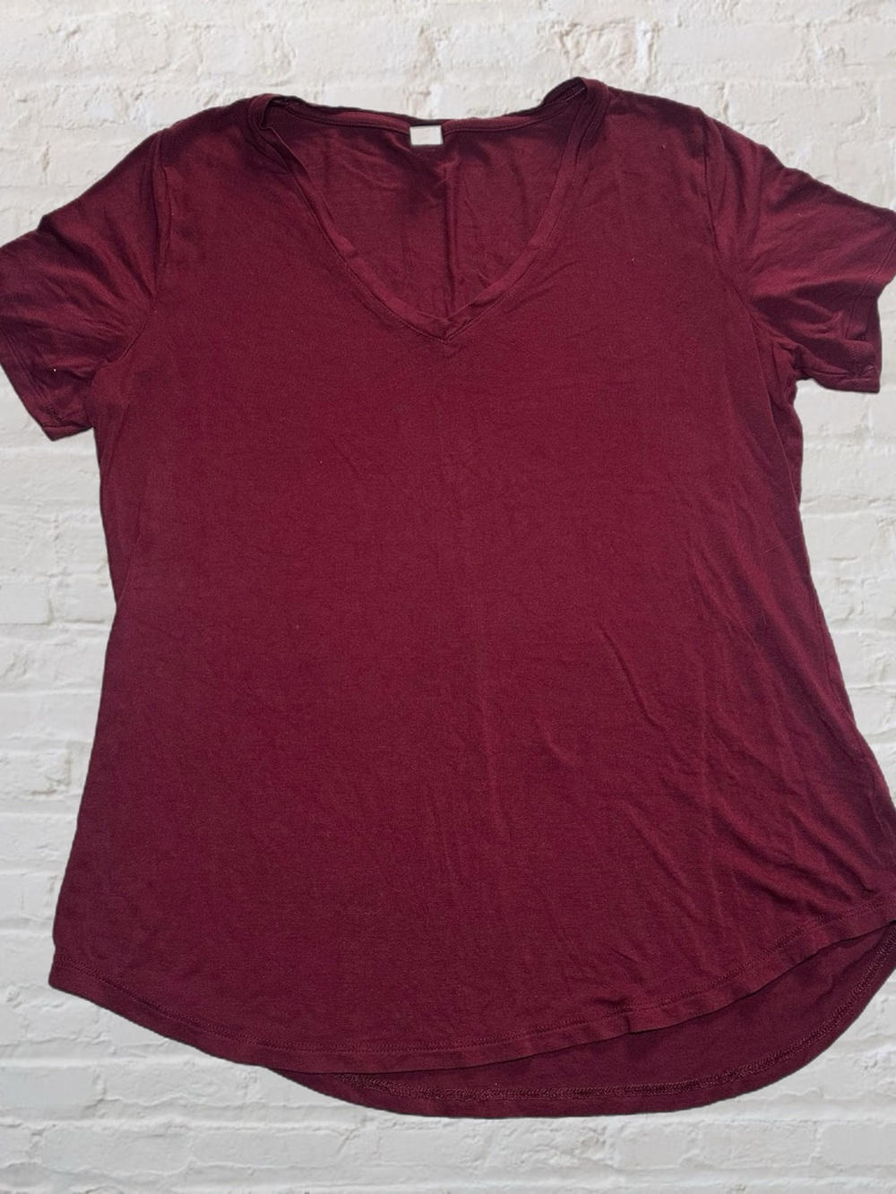 Old Navy Ruby Red Short Sleeve V-Neck Relaxed Fit Tee in Women’s Size Medium